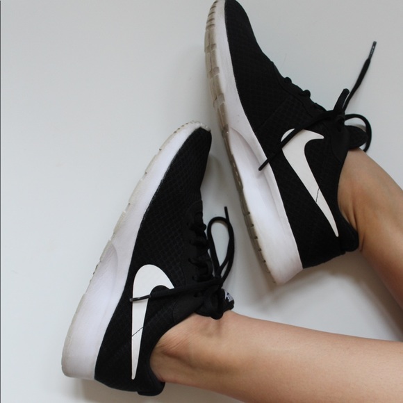 nike tanjun black white womens